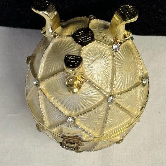 Egg Trinket Box Gold Tone Diamond Pattern Enamel & Rhinestone Magnet Clo… - Picture 5 of 9